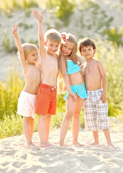 Portret van kinderen op het strand in de zomer — Stockfoto