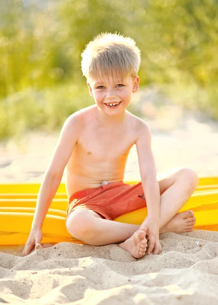 Porträtt av en pojke på stranden i sommar — Stockfoto