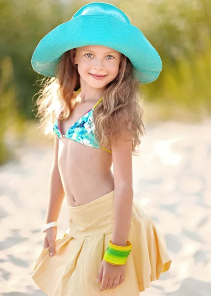 Porträt eines Mädchens am Strand im Sommer — Stockfoto