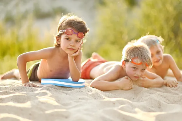 Ritratto di bambini sulla spiaggia in estate — Foto Stock