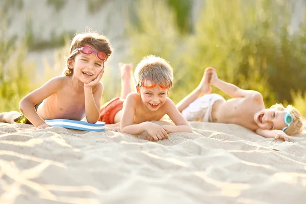 Porträtt av barn på stranden i sommar — Stockfoto