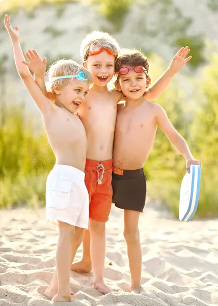 Porträtt av barn på stranden i sommar — Stockfoto