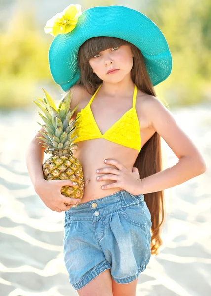 Πορτραίτο κοριτσιού στην παραλία το καλοκαίρι — Φωτογραφία Αρχείου