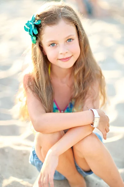 Portrait de petite fille sur la plage — Photo