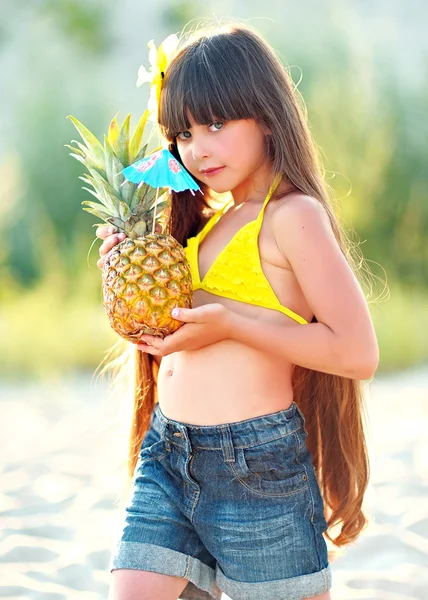 Portrait de petite fille sur la plage — Photo