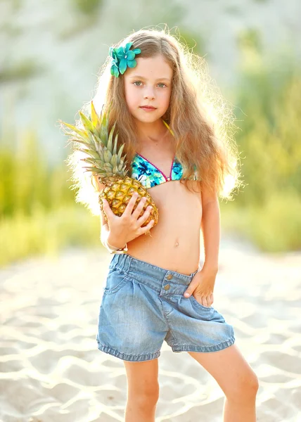 在海滩上的小女孩的肖像 — 图库照片