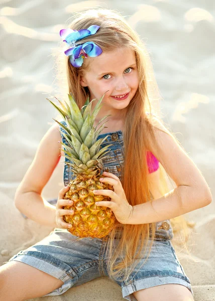 Porträtt av liten flicka på stranden — Stockfoto