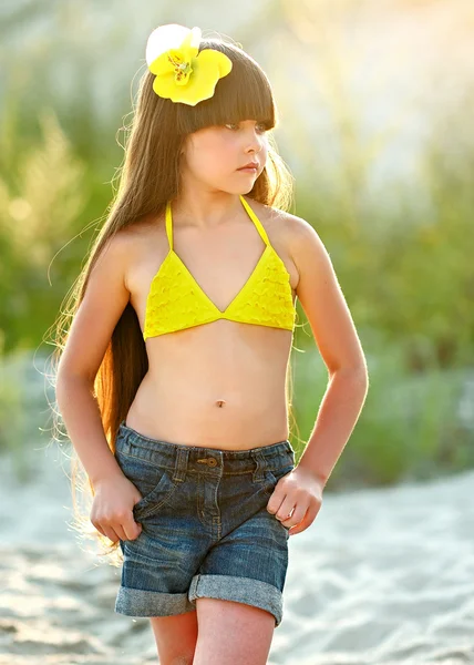 Porträtt av liten flicka på stranden — Stockfoto