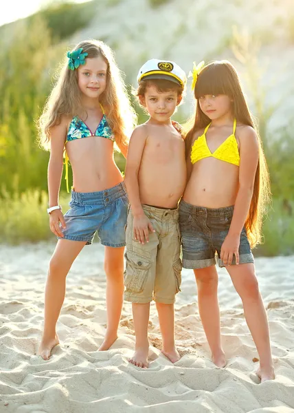 Портрет дітей на пляжі влітку — стокове фото