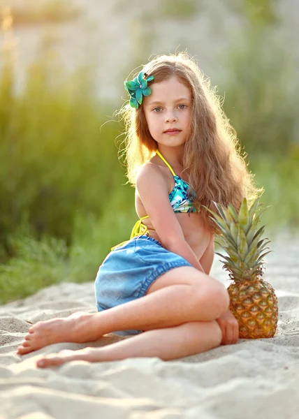 Portrait de petite fille sur la plage — Photo