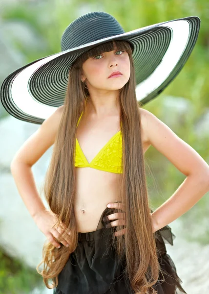 Πορτρέτο του μικρό κορίτσι στην παραλία — Φωτογραφία Αρχείου