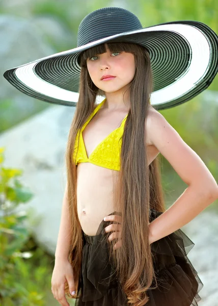 Portret van meisje op het strand — Stockfoto