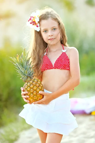 Portrait de petite fille sur la plage — Photo