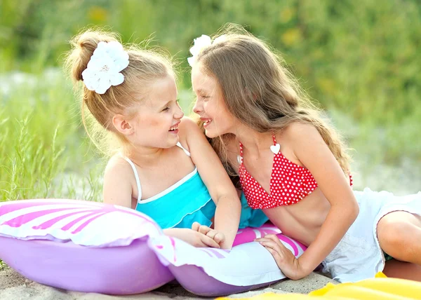 Ritratto di bambini sulla spiaggia in estate — Foto Stock