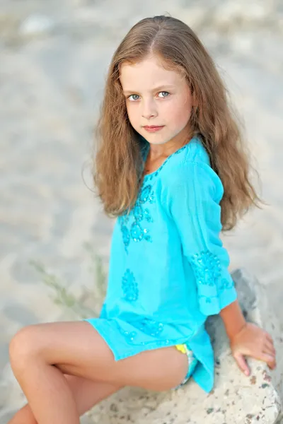 Портрет маленької дівчинки на пляжі — стокове фото