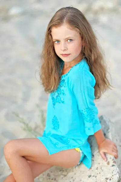 Portrait de petite fille sur la plage — Photo