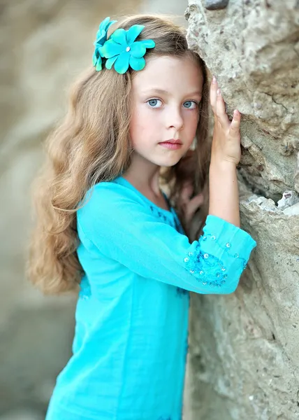 Portret van meisje op het strand — Stockfoto