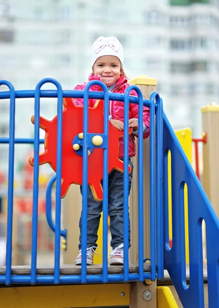 Porträt eines kleinen Mädchens auf dem Spielplatz — Stockfoto