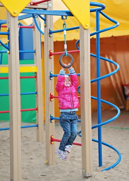 Porträt eines kleinen Mädchens auf dem Spielplatz — Stockfoto