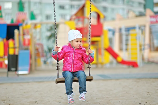 Potret seorang gadis kecil di taman bermain — Stok Foto