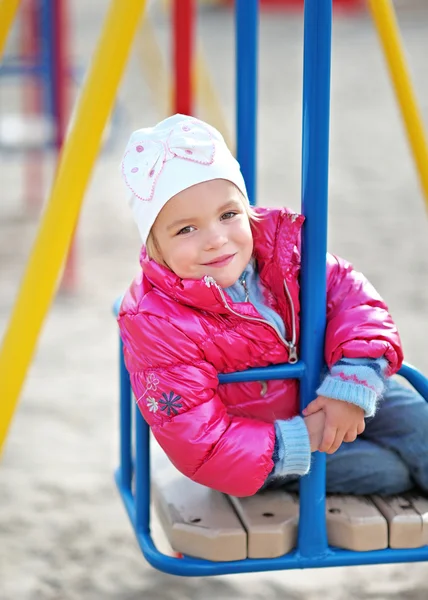 Potret seorang gadis kecil di taman bermain — Stok Foto