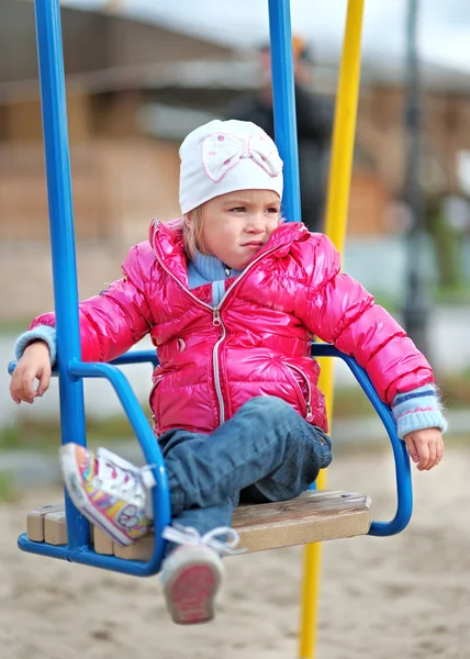 Porträt eines kleinen Mädchens auf dem Spielplatz — Stockfoto