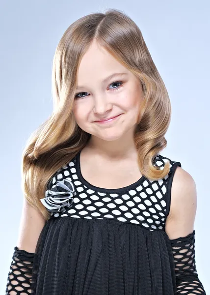 Porträtt av en söt liten tjej i studion — Stockfoto