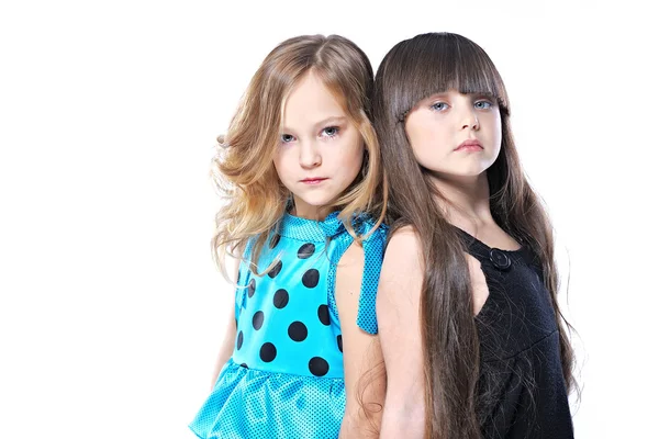 Портрет двух красивых молодых девушек в студии — стоковое фото