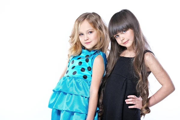 Porträtt av två vackra unga flickvänner i studio — Stockfoto