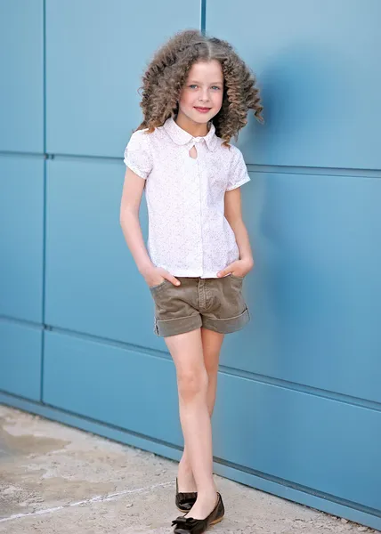 Portrait de petite fille en plein air en été — Photo