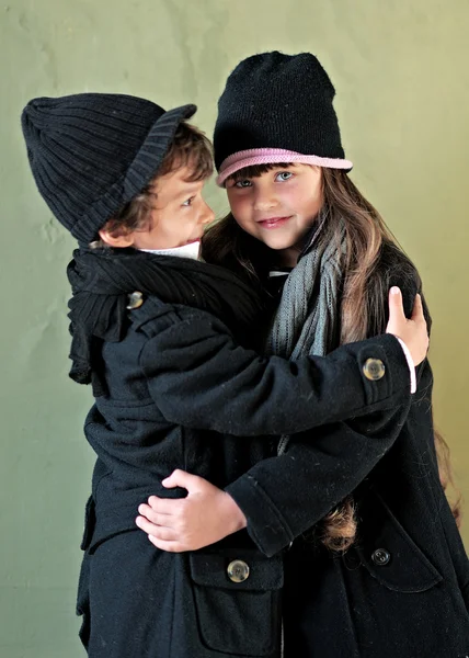 Retrato de uma menina e menino no outono — Fotografia de Stock