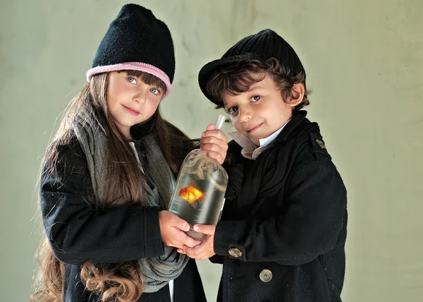 Retrato de uma menina e menino no outono — Fotografia de Stock