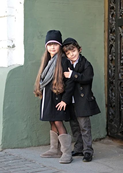 Porträt eines Mädchens und eines Jungen im Herbst — Stockfoto