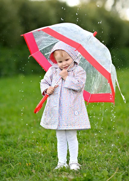 Portret dziewczynki na świeżym powietrzu w lecie — Zdjęcie stockowe