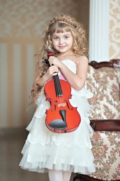 Portrait d'une petite fille avec un violon — Photo