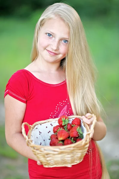 夏の屋外での少女の肖像画 — ストック写真