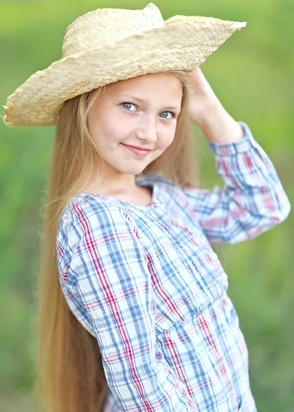 Portret van klein meisje buiten in de zomer — Stockfoto