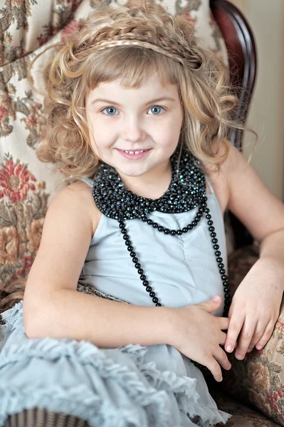 Güzel saç modeli ile küçük bir kız portresi — Stok fotoğraf