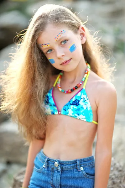 Porträt eines kleinen Mädchens am Strand — Stockfoto
