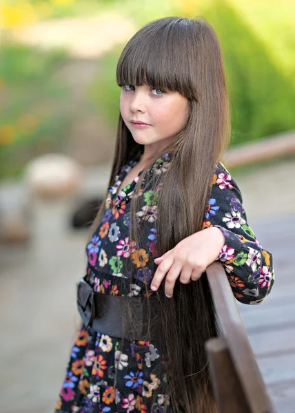 Retrato de una hermosa niña de moda — Foto de Stock