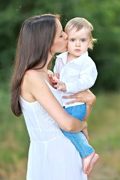 Anne ve çocuk yaz aylarında portre — Stok fotoğraf