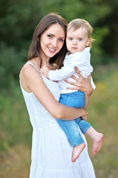 Portret matki i mały chłopiec w lecie — Zdjęcie stockowe