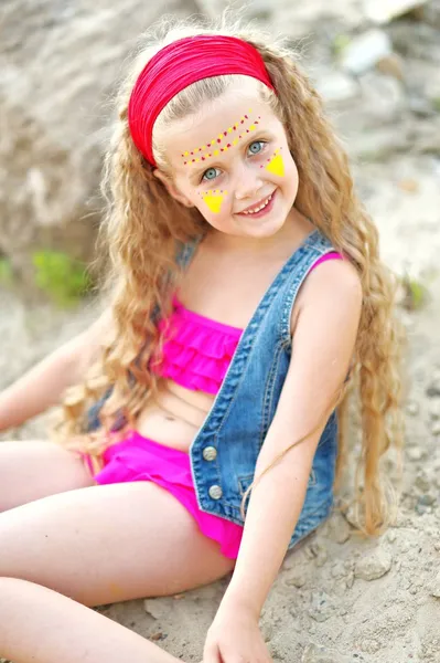 Portret van meisje op het strand — Stockfoto