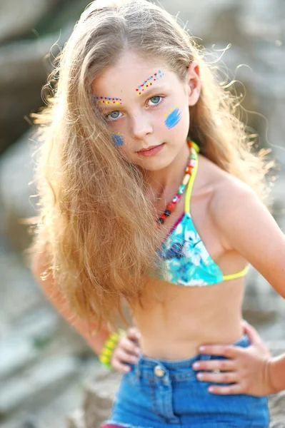 Portret van meisje op het strand — Stockfoto