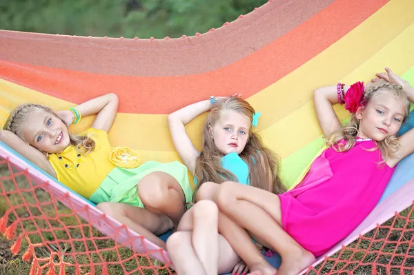 Portret van drie kleine meisjes in de zomer — Stockfoto