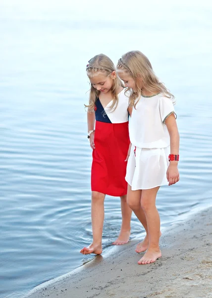 Portrait de petite fille en plein air en été — Photo