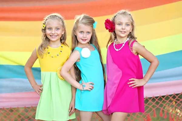 Portrait de trois petites filles en été — Photo