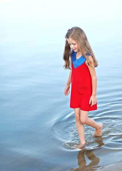 Portrait de petite fille sur une plage d'été — Photo