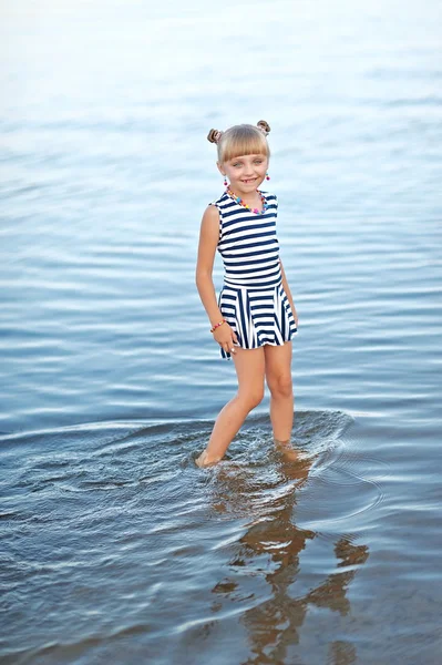 Portrait de petite fille sur une plage d'été — Photo