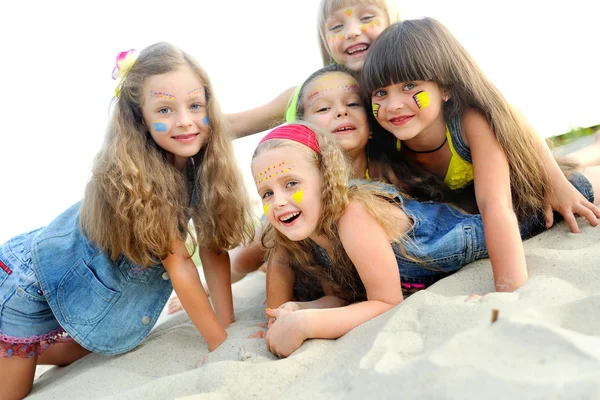 Portrait de jeunes enfants en vacances en camping — Photo